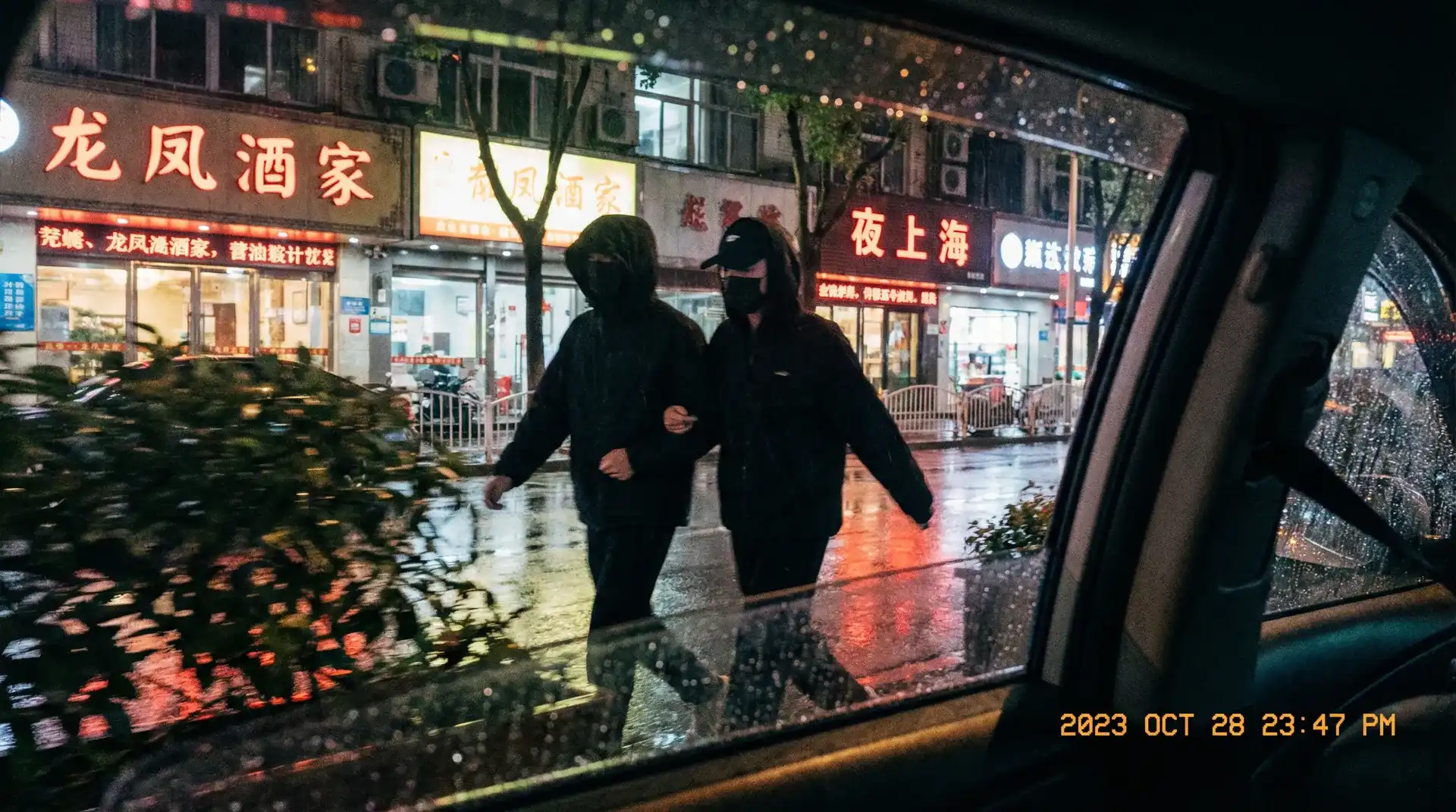 竞博娱乐 - 顶流明星深夜密会现场抓拍照片
